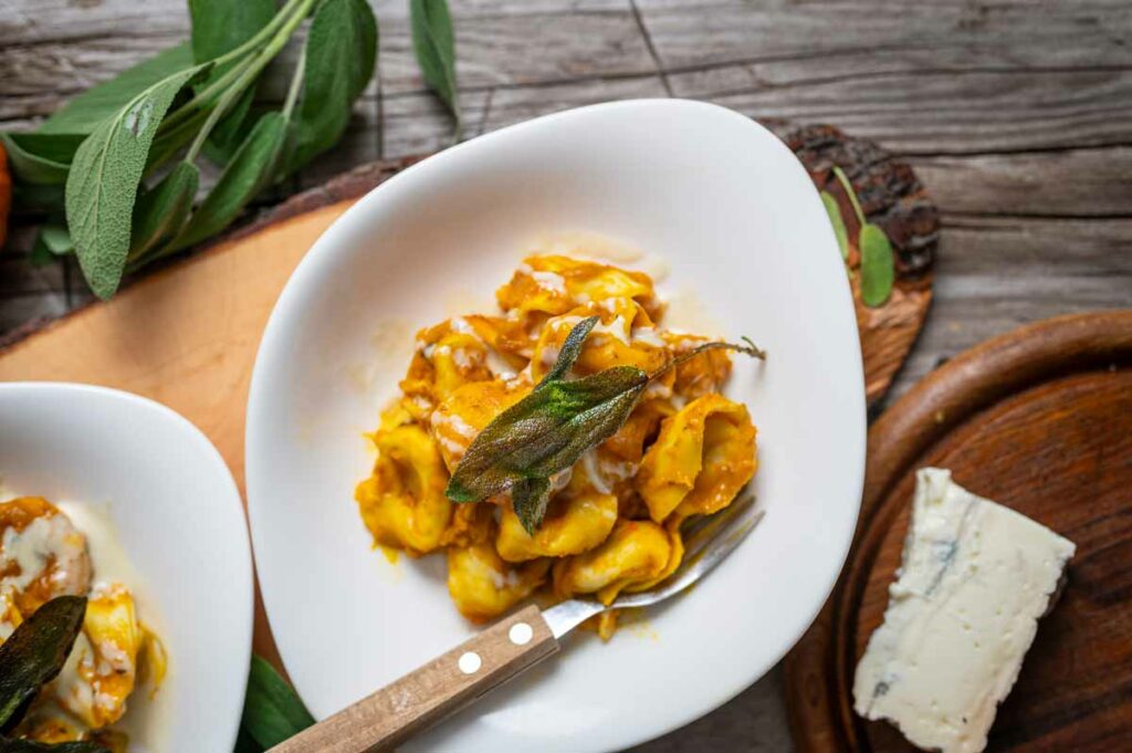 Tortellini inKürbissoße mit Gorgonzola und Salbei