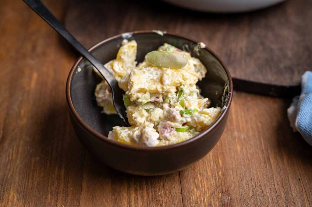Portionierter Baked Potato Salat in einer kleinen Schale, ideal als Beilage zum BBQ oder für die nächste Grillparty