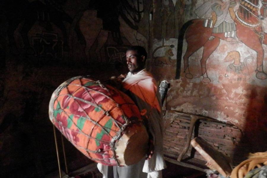 07_MONK-WITH-DRUMS-IN-ABUNA-YEMATA-GU