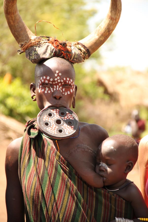 10_MURSI-WOMAN-FEEDING-CHILD