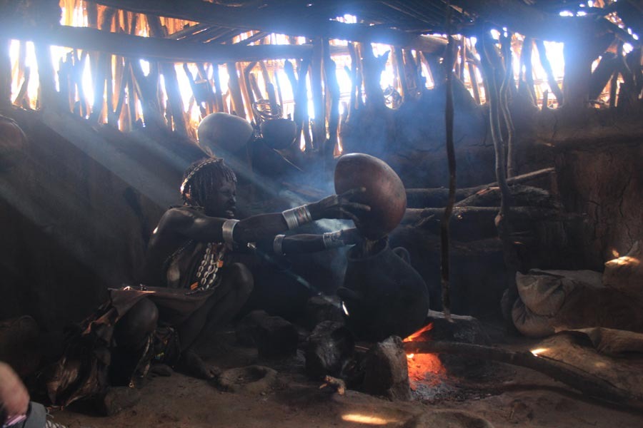 26_TRIBE-WOMAN-COOKING