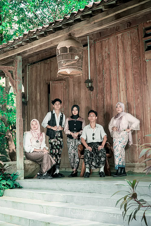Foto YearBook SMA Tema Batik Modern
