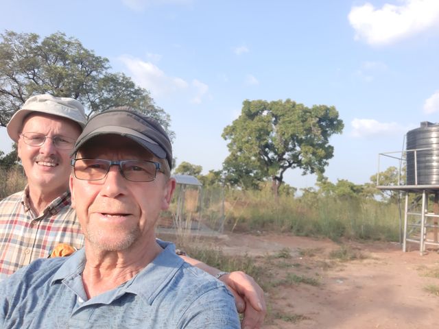 Hermann Determeyer und Ludger Hinterding vor der solarbetriebenen Wasserstelle