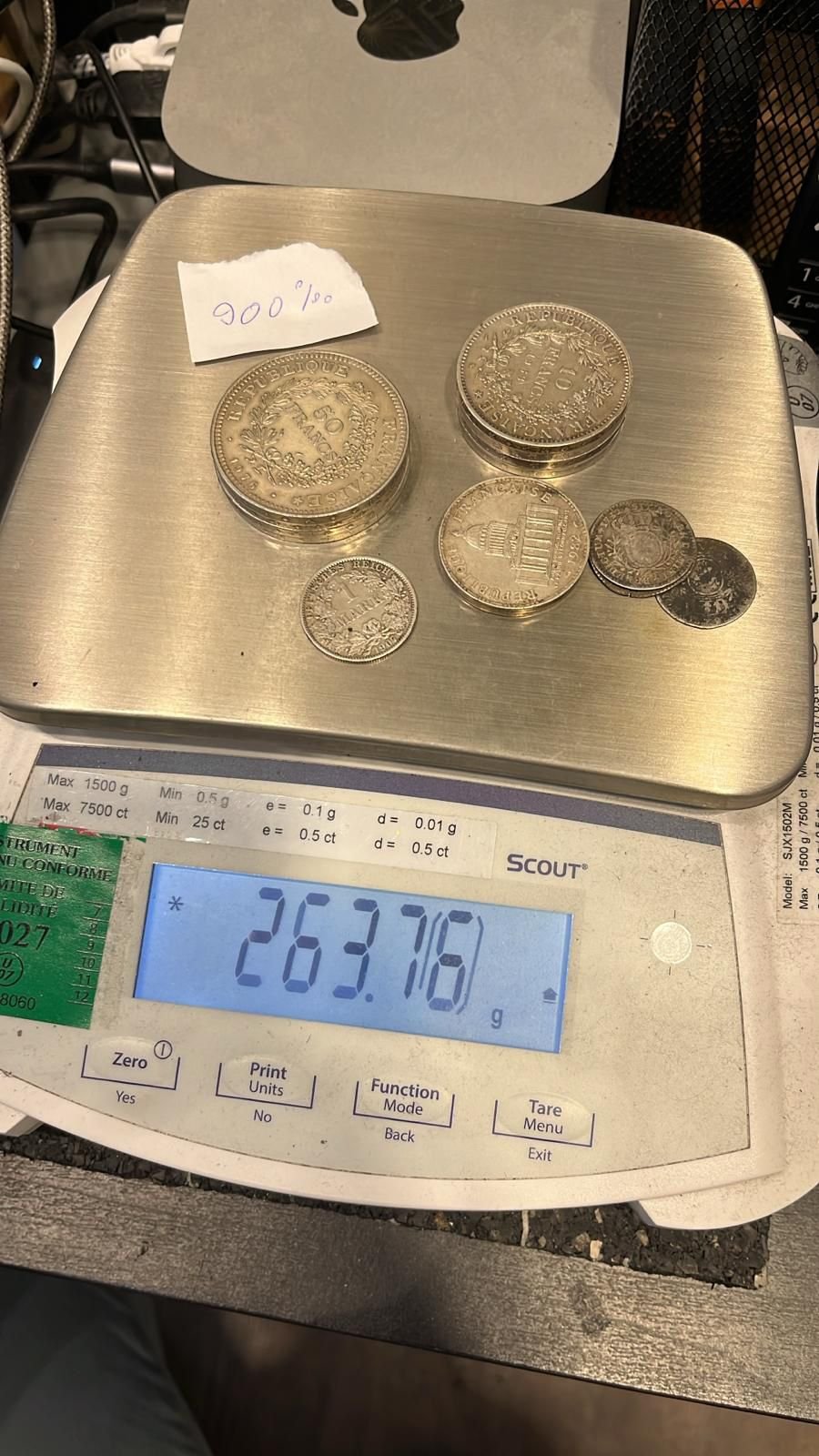 Pièces d’argent pesées sur balance de précision — rachat d’argent à Mougins