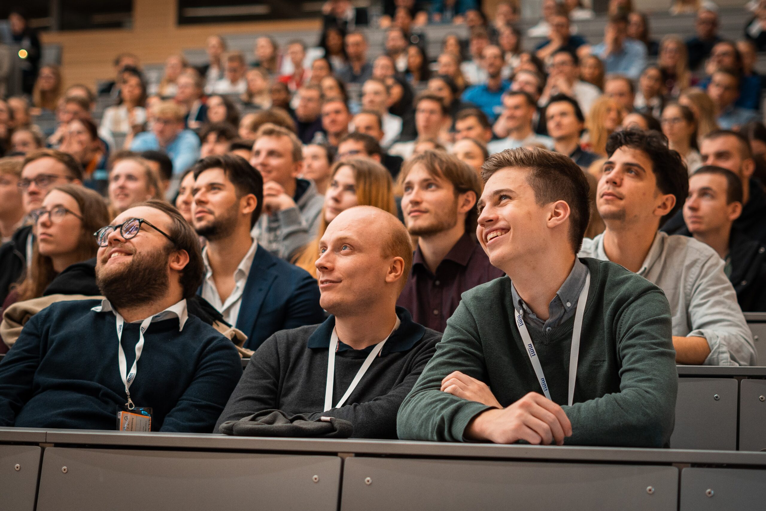 Im Fokus sind die Teilnehmenden des Events in Frankfurt am Main. sie schauen gespannt bis amüsiert nach links