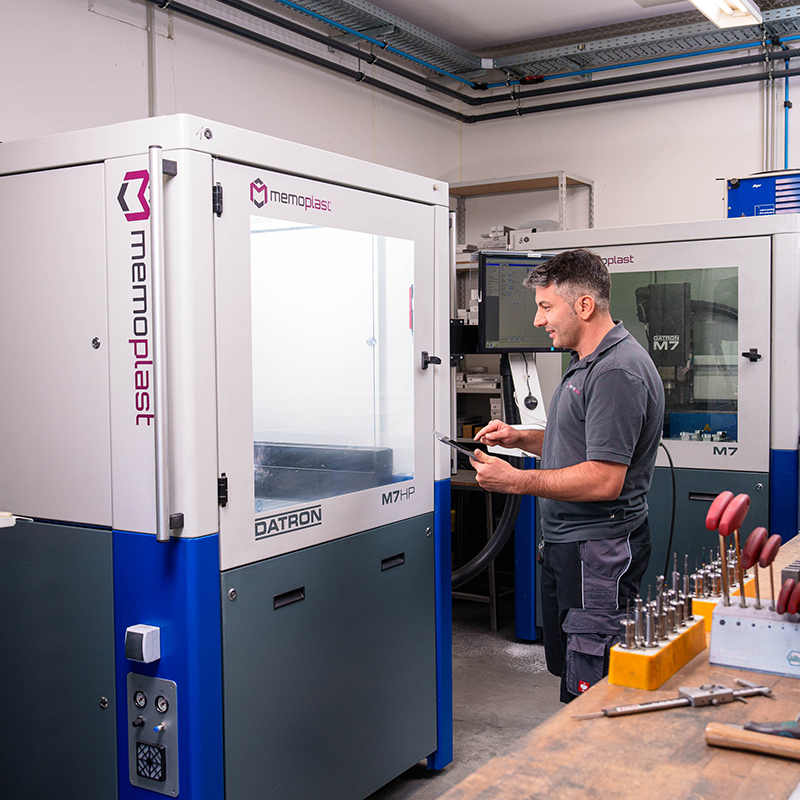 CNC-Fräser bei memoplast an einer DATRON-Fräsmaschine – Stellenausschreibung Fachkraft CNC