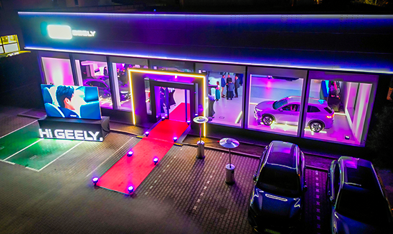 Wejście do salonu GEELY w świetle reflektorów
