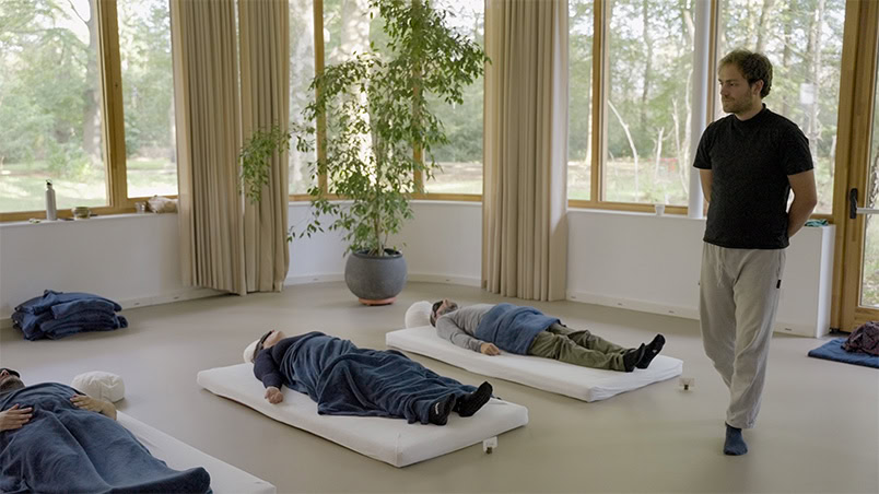 Ad zum 1Fe-LSD kaufen – Werbung mit Produkt und Forschungsutensilien.