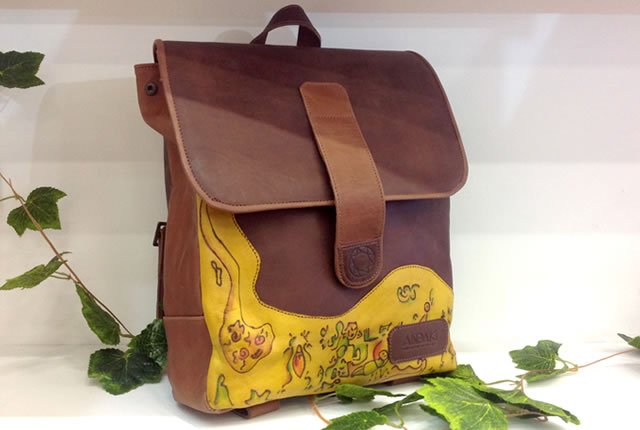 Bolsos con pinturas de petroglifos en Andaki