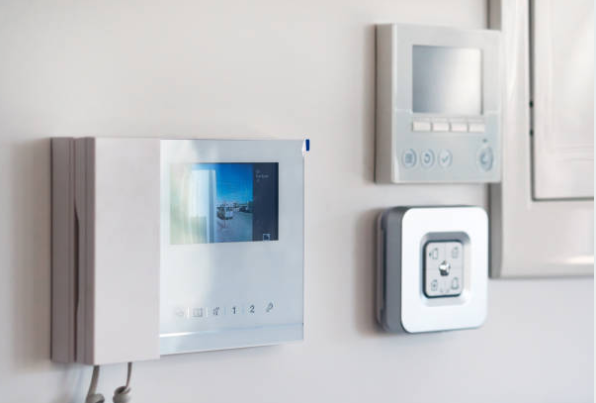 Interphone et boîtier de désactivation d’alarme installés pour renforcer la sécurité d’un bâtiment