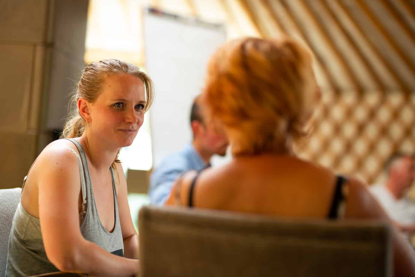 Deelnemers tijdens een Mindfulnesstraining in het Westland.