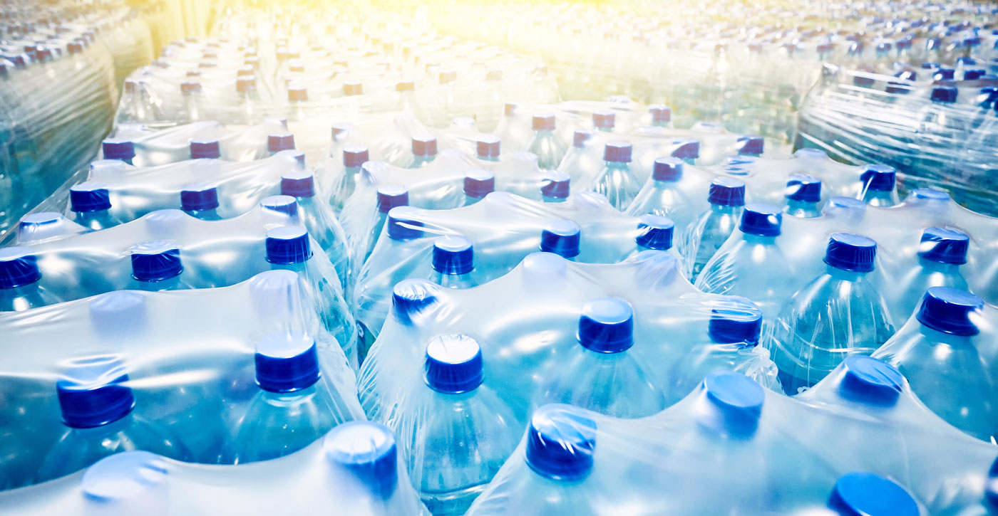 Wasser in Plastikflaschen