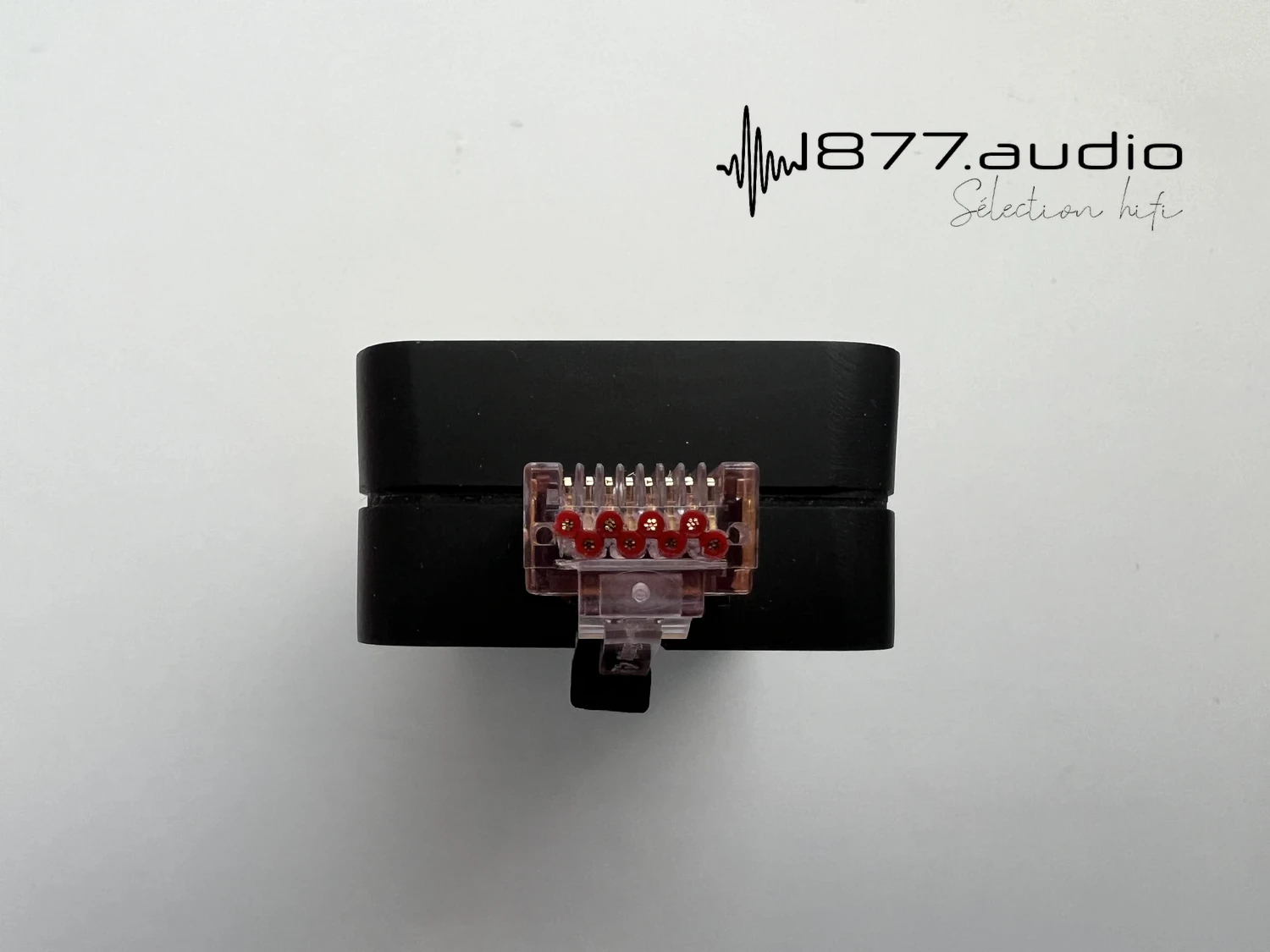 CAD Ethernet Control vu de face avec le port RJ45 mâle au premier plan avec le logo 1877.audio