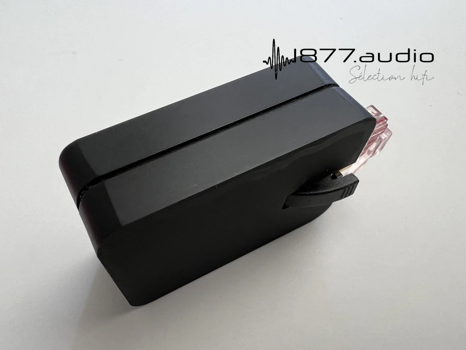 CAD Ethernet Control vu sur sa tranche avec le logo 1877.audio