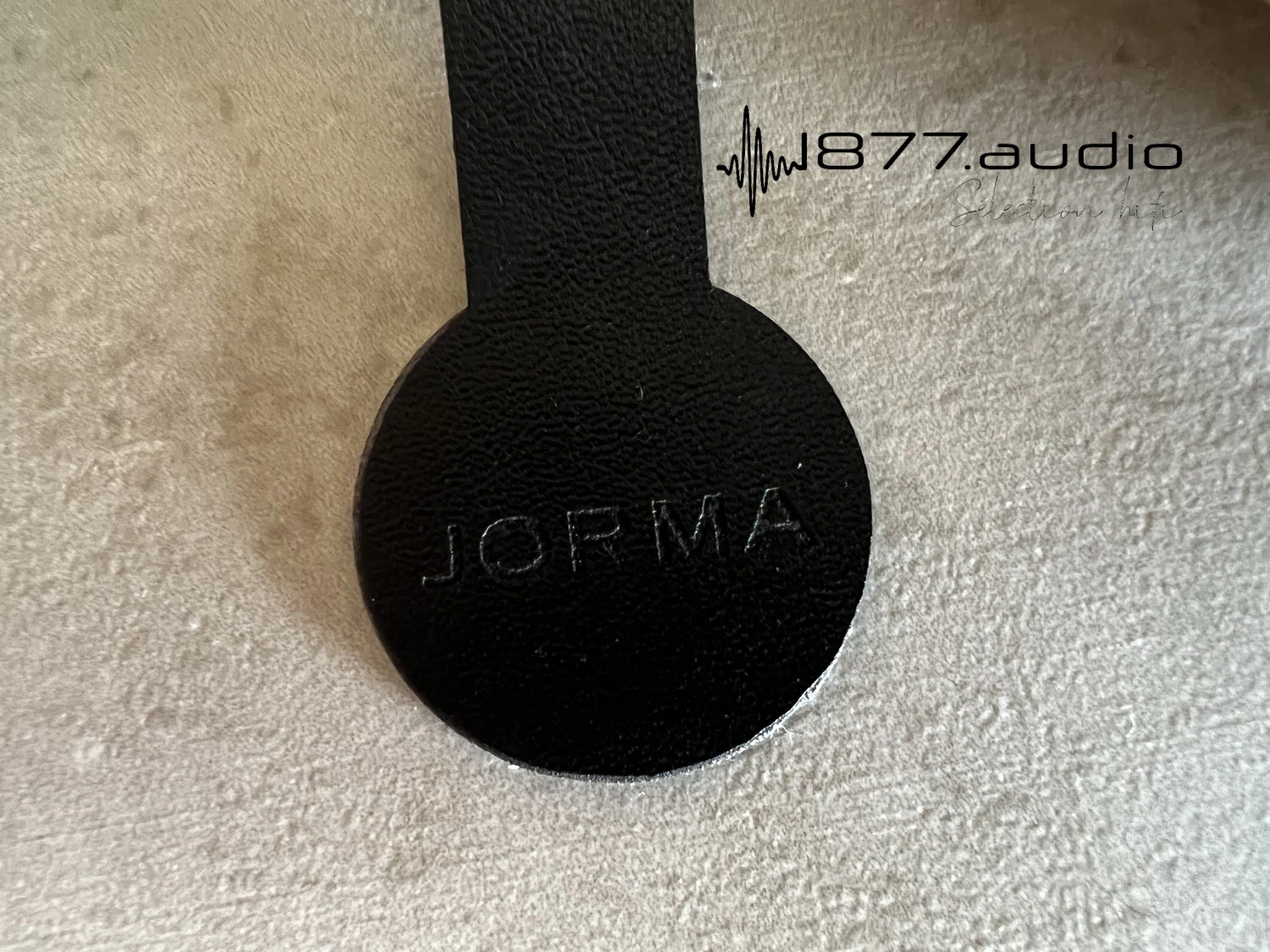Jorma Unity câble modulation XLR : zoom sur le tag NFC recto (logo Jorma)