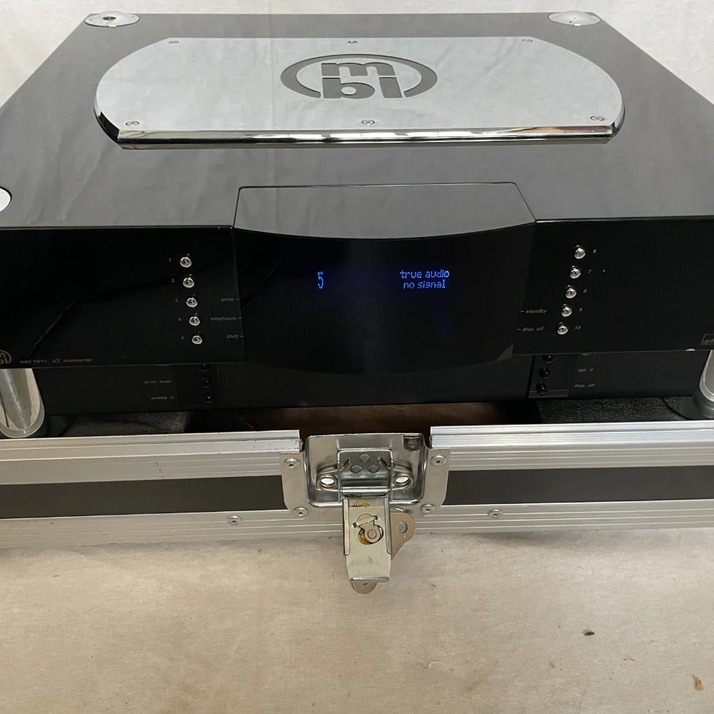 DAC MBL 1611 E de face sur son flight case