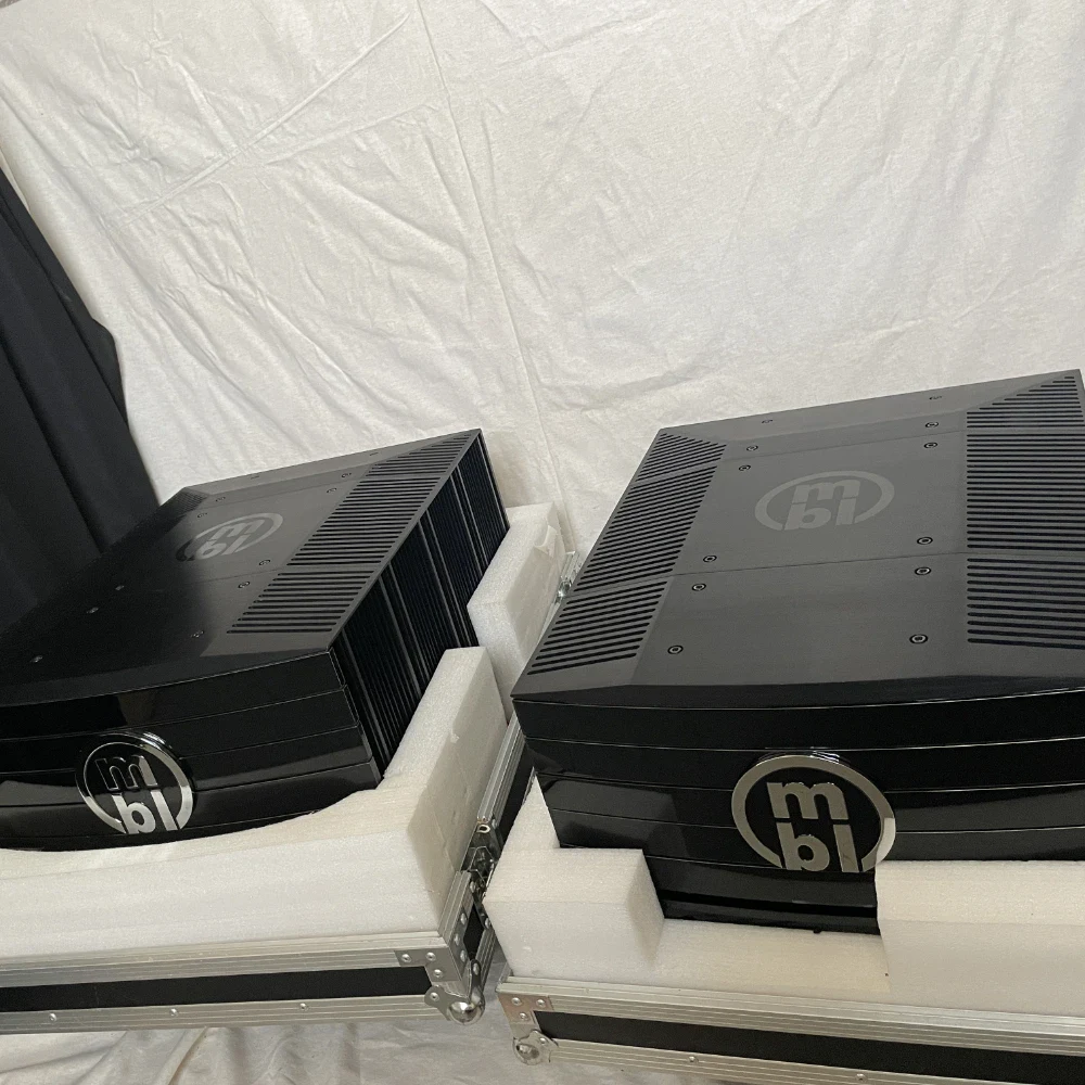 Deux amplificateurs MBL 9008 A d'occasion dans leur base de flightcase