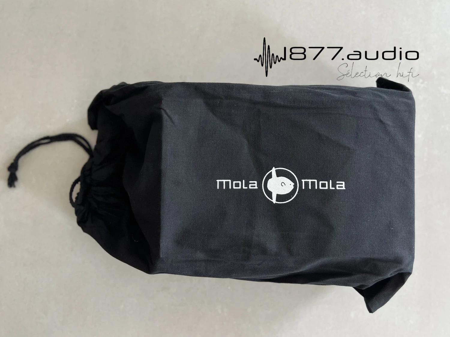 Pochette de protection en tissu noir du Mola-Mola Perca avec le logo de la marque en blanc
