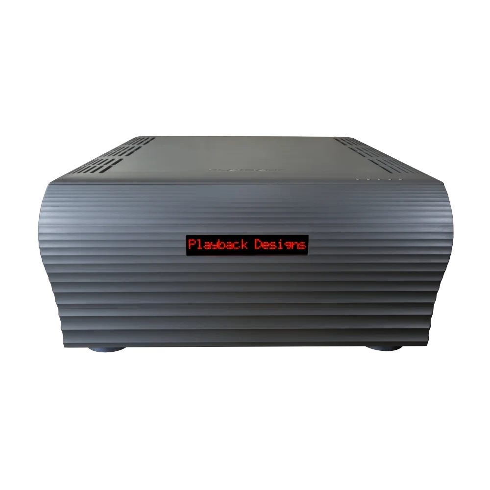 Amplificateur de puissance stéréo Playback Designs SPA-8 vu de face avec son afficheur à LED rouge au milieu de la façade avant en aluminium massif usiné