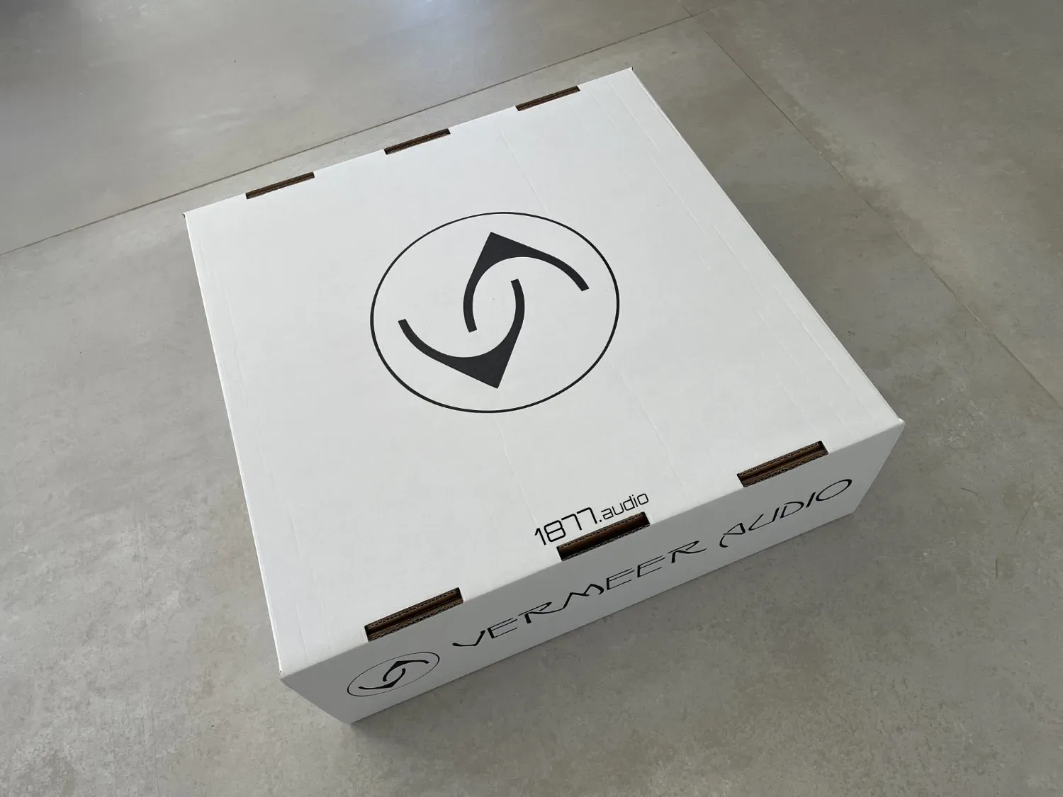 Vermeer Audio Three carton avec logo de la marque