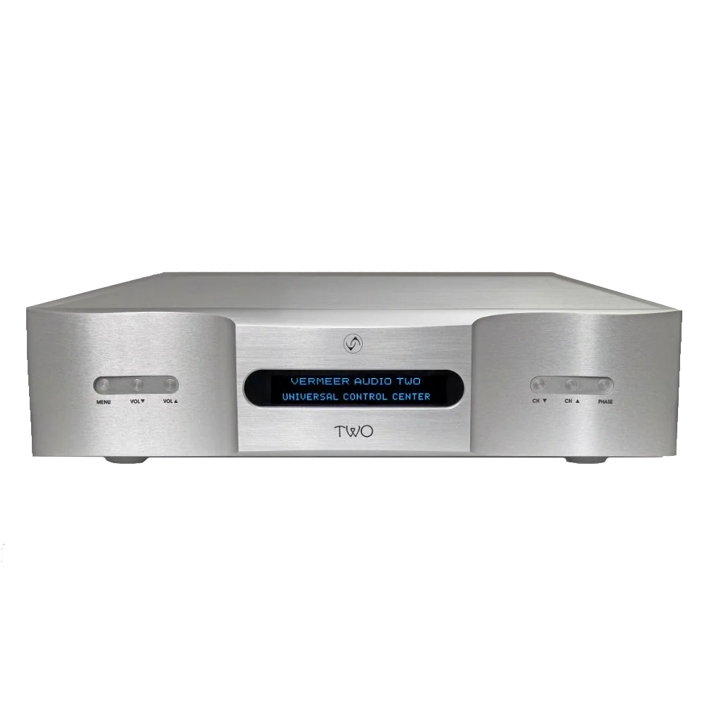 DAC et amplificateur analogique Vermeer Audio Two en aluminium massif vu de face avec les boutons de menu et de volume sur la partie gauche, l'écran central indiquant "VERMEER AUDIO TWO UNIVERSAL CONTROL CENTER" et trois autres boutons sur la droite avec la sélection des enrées et la phase