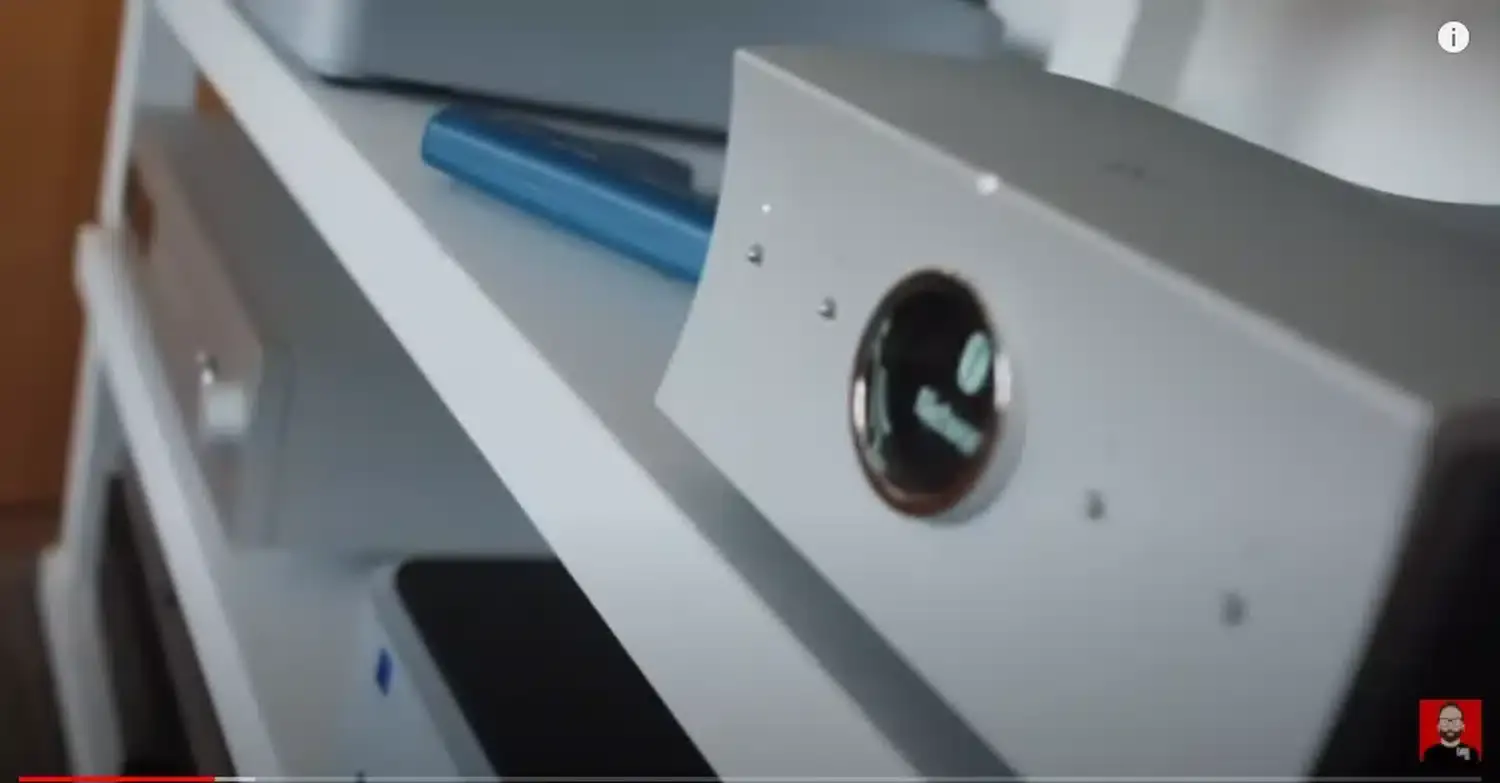 Vue rapprochée d'un Mola-Mola Tambaqui posé sur une étagère avec un arrière-plan flou comprenant d'autres appareils Hi-Fi haut de gamme (par 1877.audio)