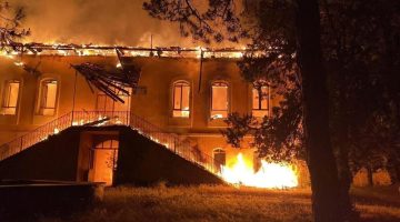 Denizli’de Cumhuriyet’in ilk yıllarından kalma ilkokul kül oldu