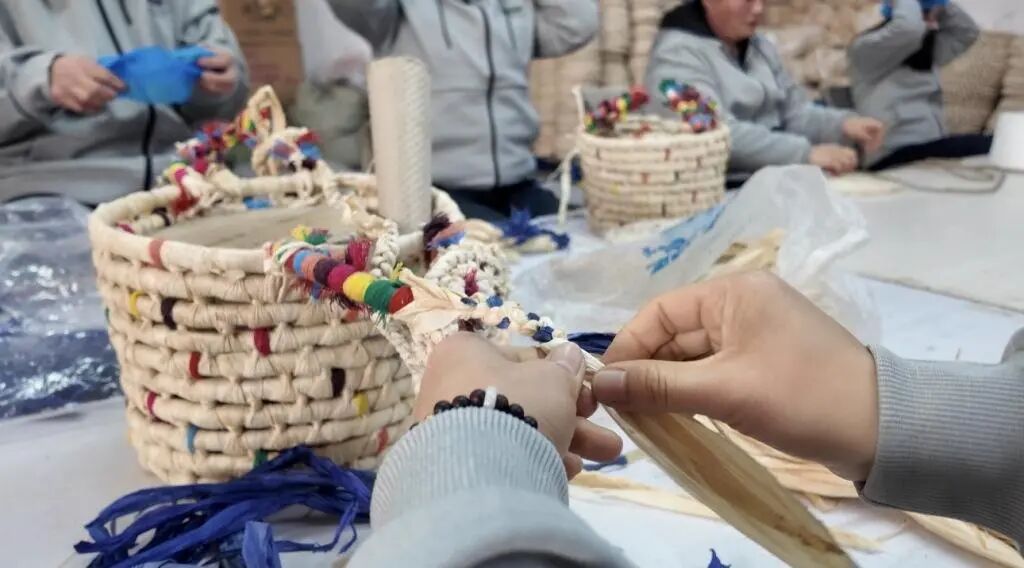 Hands braiding straw fibers