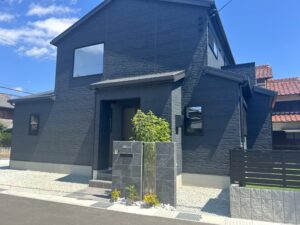 門柱のガラスプレートが表情豊かな新築外構