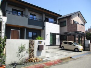 モルタル仕上げの門柱がナチュラルモダンな新築外構