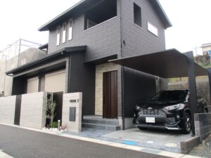 木目調の格子がアクセントになった和モダンスタイルの新築外構