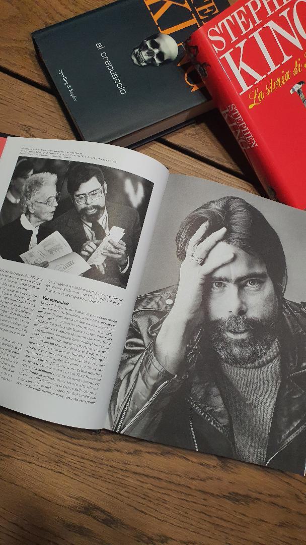 Panoramica delle pagine interne del volume dedicato a Stephen King