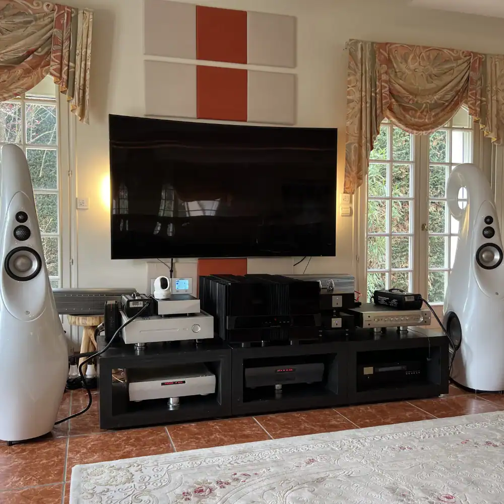 Système composé de deux enceintes Vivid Audio G2S2 de couleur Lexus White, d'un DAC Playback Designs MPD-8 et streamer MPD-X