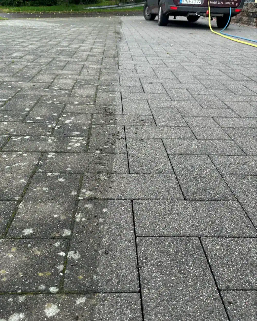 Vorher/Nachher: Pflasterfläche reinigen. Vermooste Steine wurden professionell gesäubert. Pflasterreinigung mit Hochdruck.