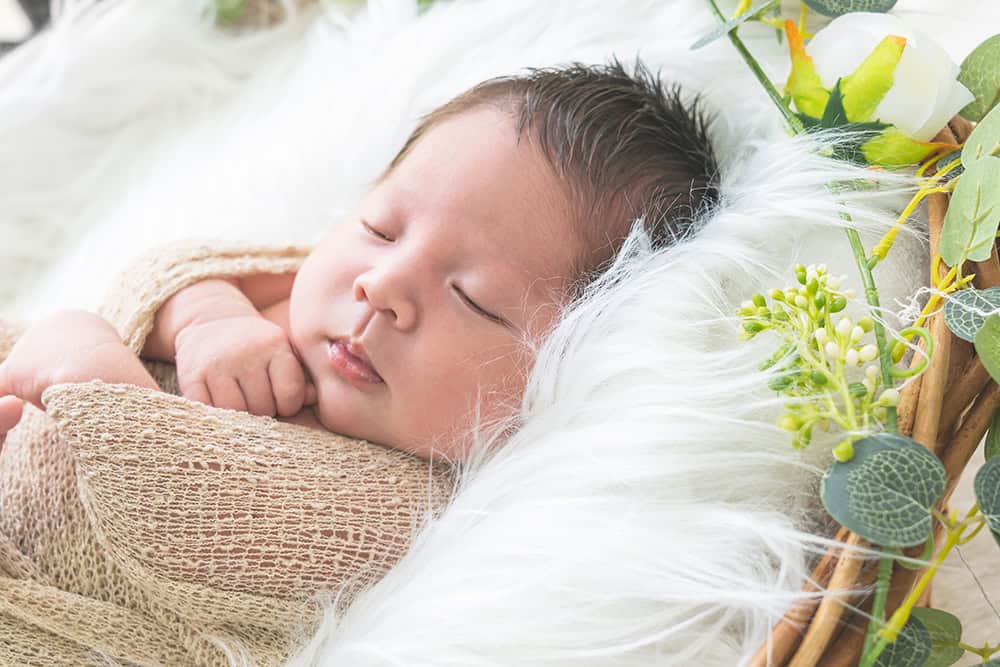 ニューボーンフォトの撮影で、おねんねしてます。