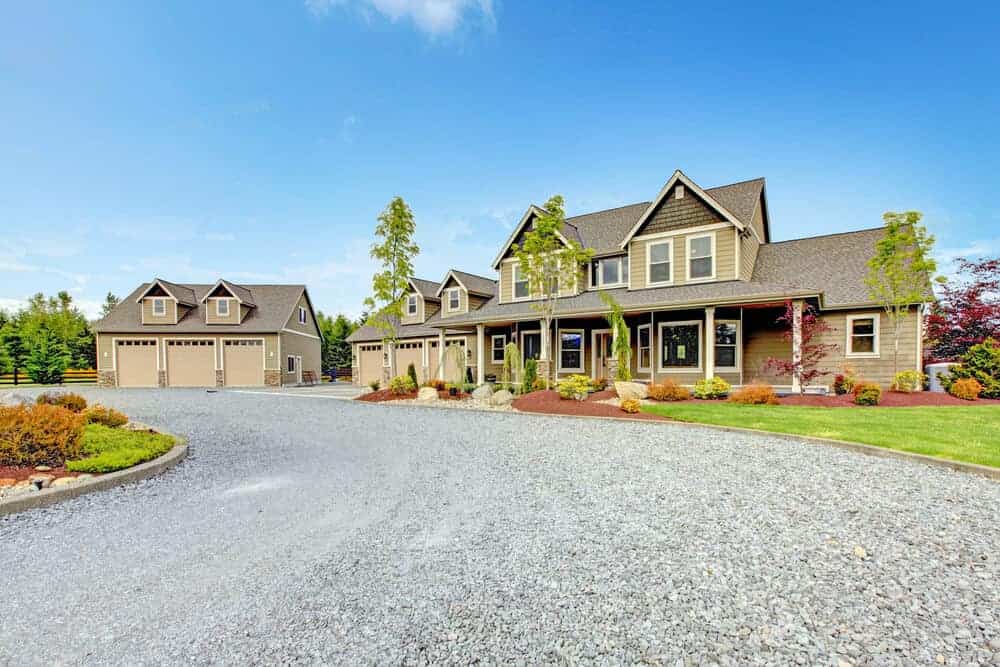 How Homeowners Can Clear Gravel Driveways Without Surface Damage