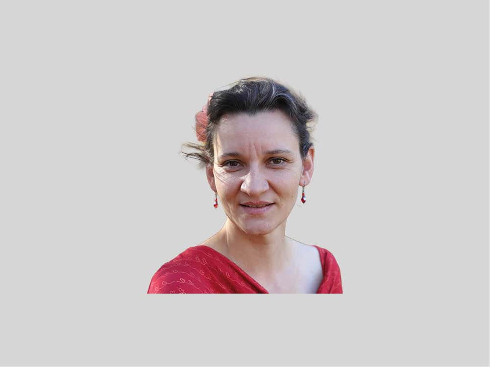 Foto einer Frau in rotem Oberteil