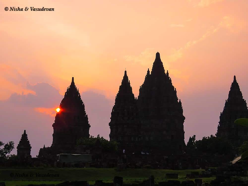 sunset at Prambanan Temple. things to do in Yogyakarta @lemonicks.com 