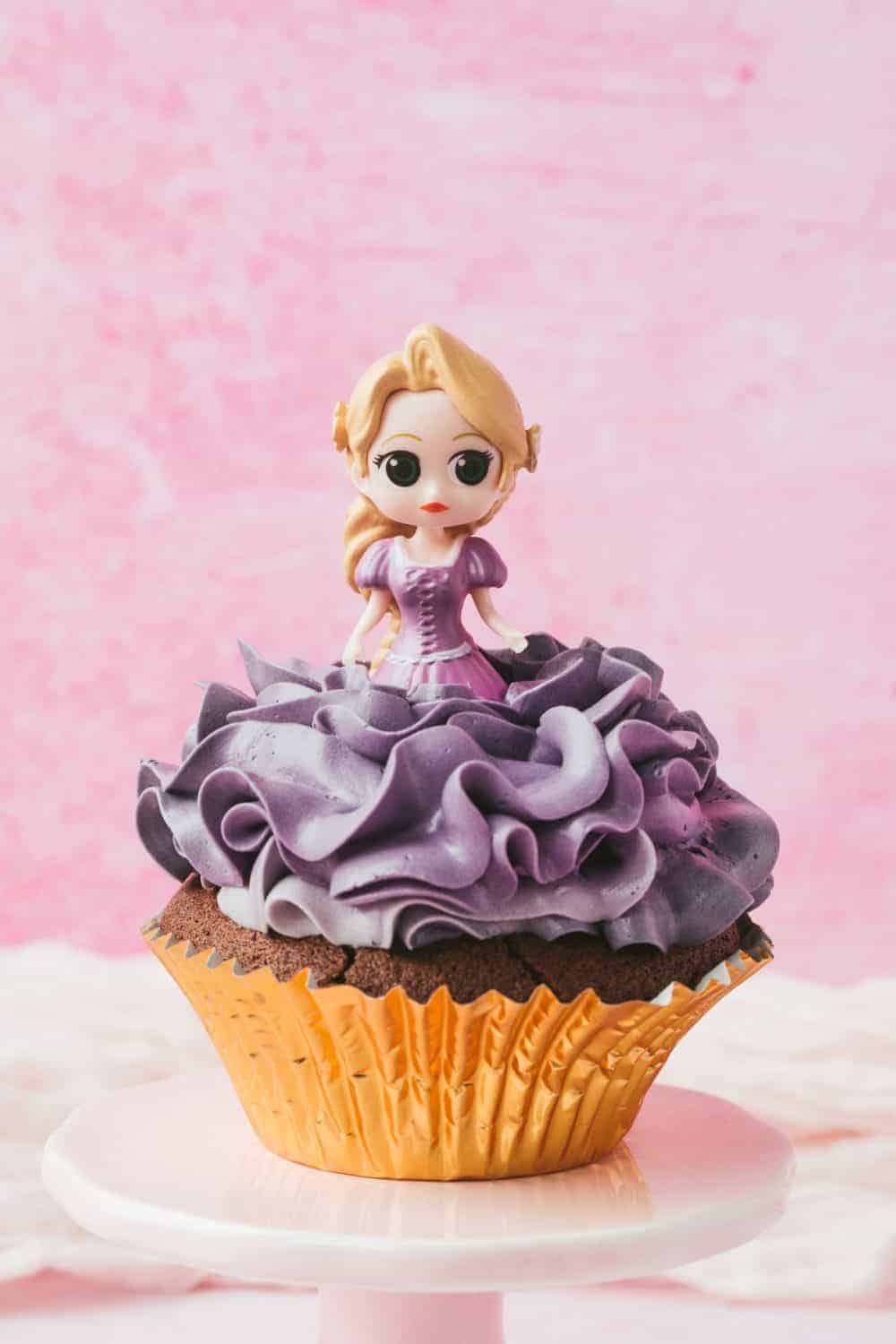 How To Make Princess Cupcakes | Coral's Blog - Food Blog - Cooking Guide 9 A snow white cupcake with yellow icing.