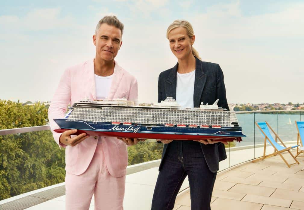 Robbie Williams, Wohlfühl-Botschafter der Mein Schiff Relax, will gemeinsam mit TUI Cruises CEO Wybcke Meier, noch mehr Menschen von der neuen InTUItion-Klasse begeistern. ©Max Rempe für TUI Cruises