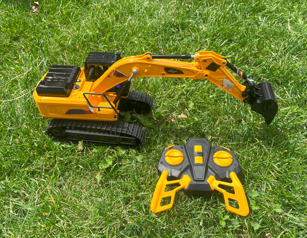 RC Bagger im Garten