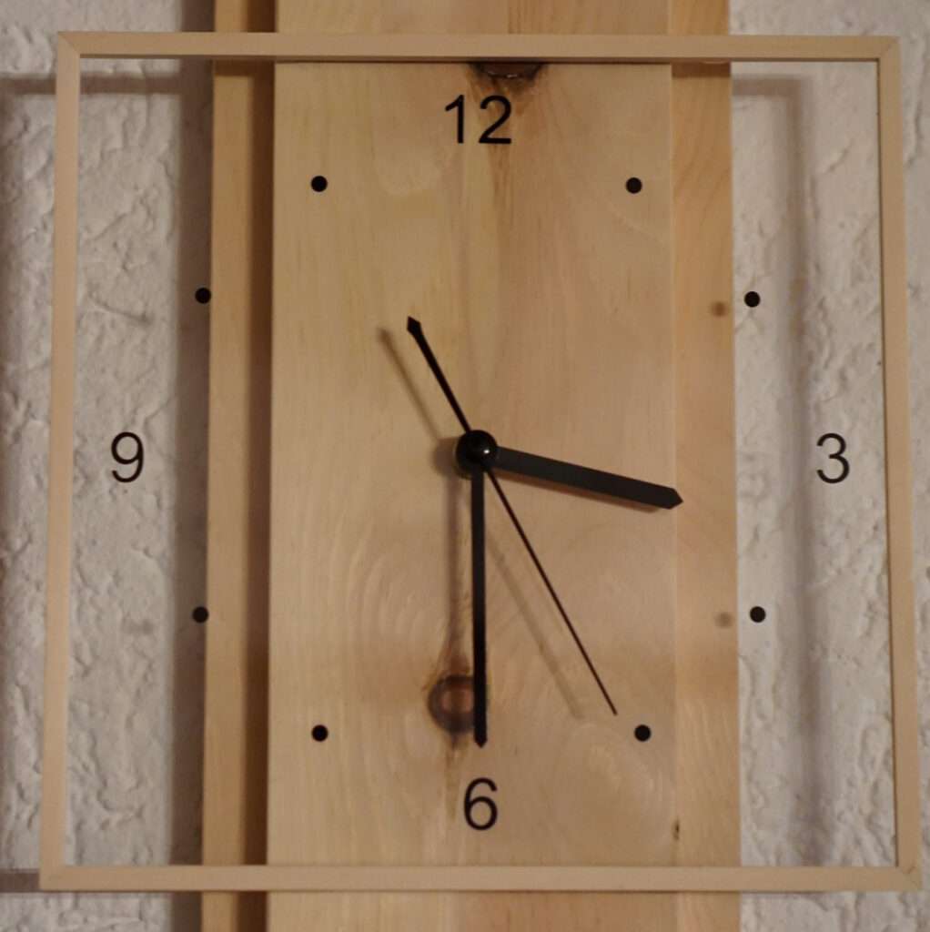Zirbenwanduhr Ziffernblatt.JPG Zirbenwanduhr Ziffernblatt