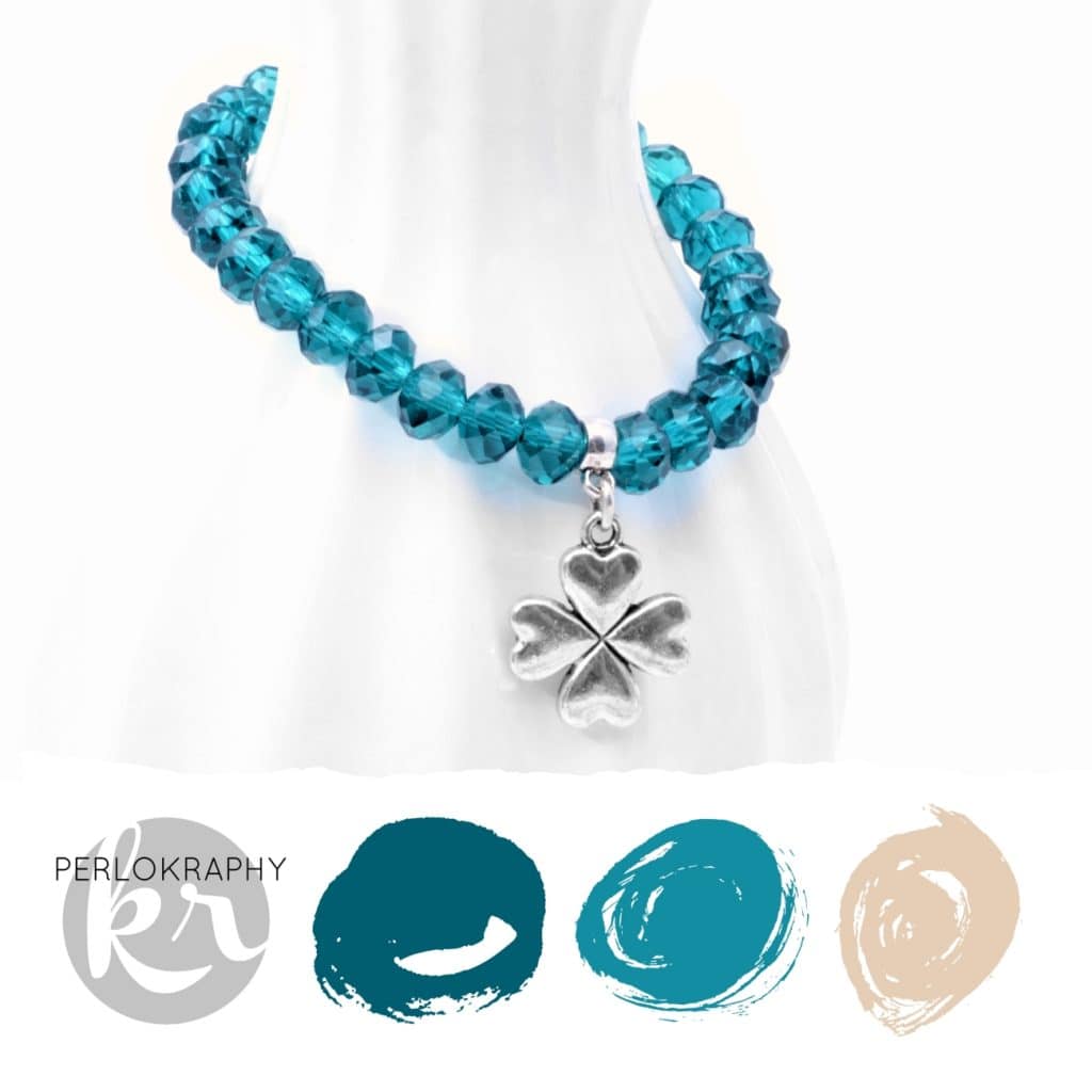 Petrolfarbenes Armband mit Glasperlen und Glücksklee-Amhänger