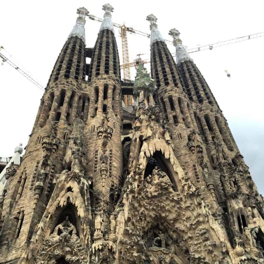 Sagrada Familia | What to Wear in Barcelona | shepackslite.com