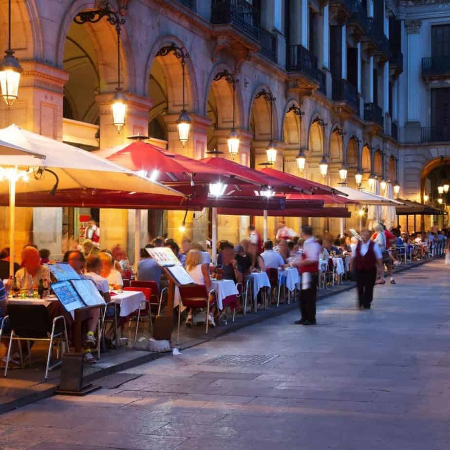 Street Restaurants in Barcelona | What to Wear in Barcelona | shepackslite.com