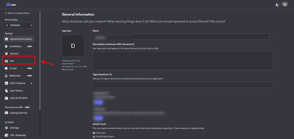 Discord の開発者ポータル画面では、左のメニューに "Bot" セクションが強調表示され、矢印がそれを指し、OpenClaw の詳細を含む一般的なアプリ情報が右側に表示されます。.