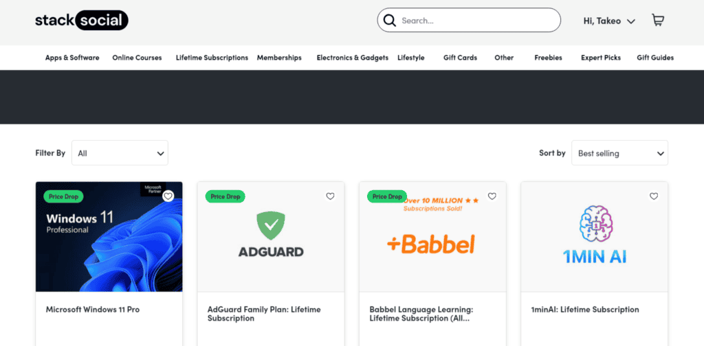 このスクリーンショットには、StackSocial のさまざまなソフトウェアのお買い得品が紹介されており、Microsoft Windows 11 Pro、AdGuard Family Plan、Babbel Language Learning、1min AI などの魅力的なオファーが掲載されています。それぞれに「値下げ」と表示されており、これらの技術のお買い得品を手に入れるには絶好のタイミングです。.