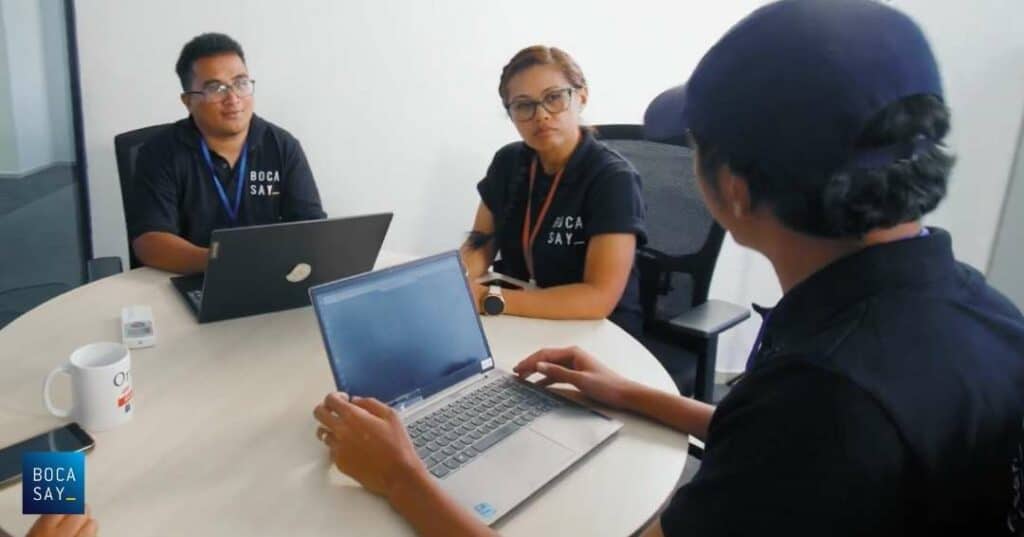Nos collaborateurs en travail de groupe et formation