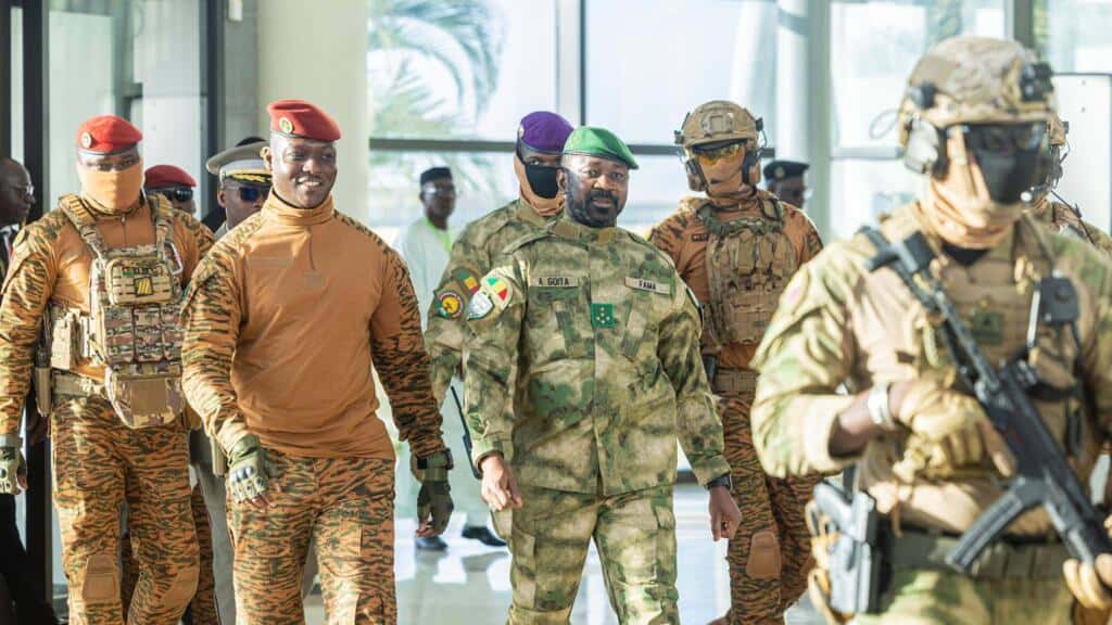 Les dirigeants burkinabé, Ibrahim Traoré, et malien, Assimi Goïta (Photo) partenaires dans l'AES avec le Niger. Ici, le 23 décembre 2025 à Bamako, au Mali. AP