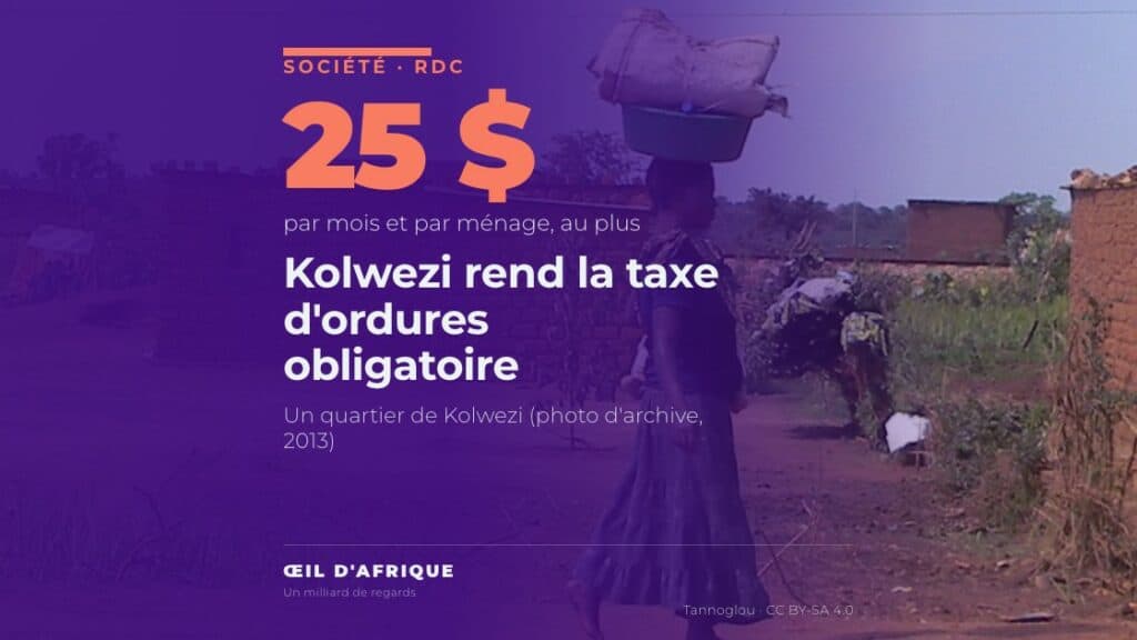 Une habitante d'un quartier de Kolwezi porte une bassine sur la tête, ville où la taxe d'assainissement devient obligatoire pour les ménages